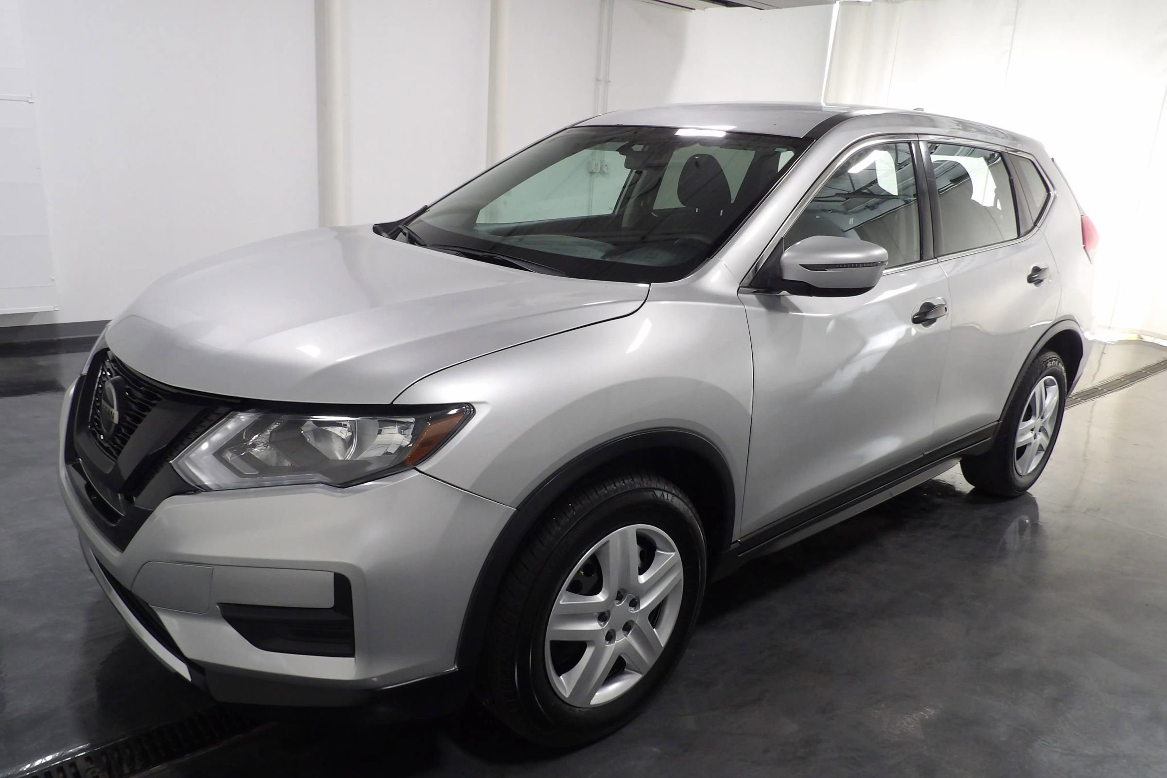 Used 2017 Nissan Rogue S image 3