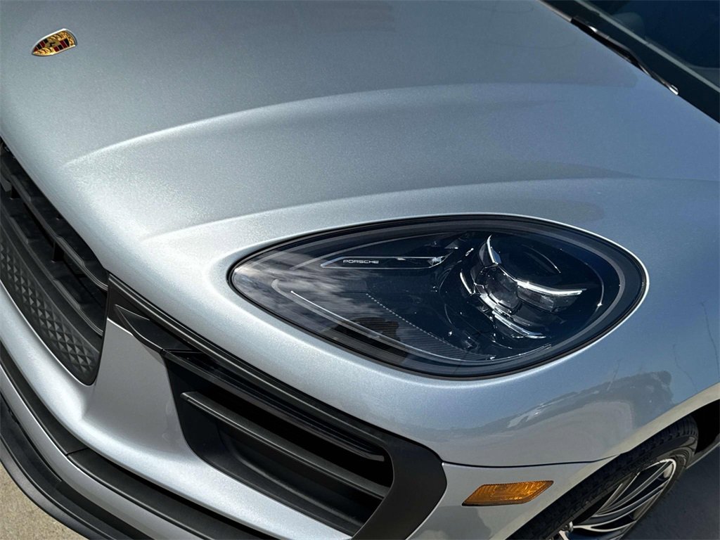 Used 2025 Porsche Macan image 11