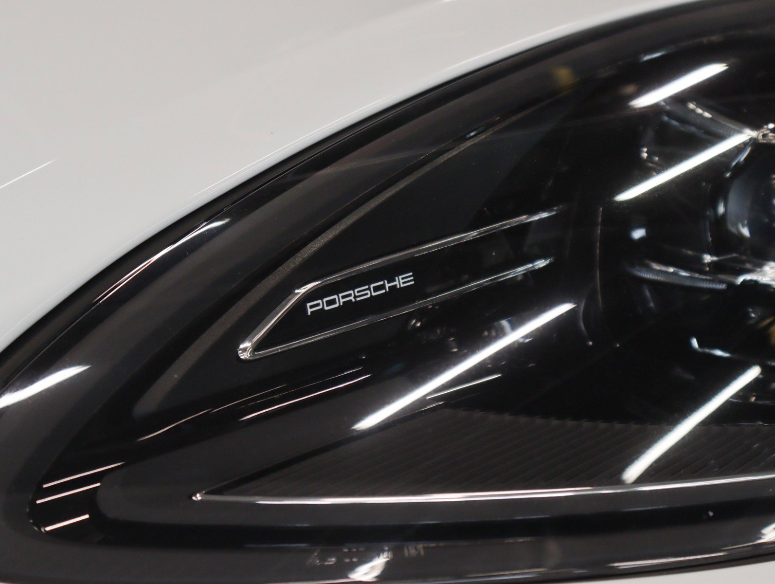 Certified 2022 Porsche Macan AWD/4WD image 25
