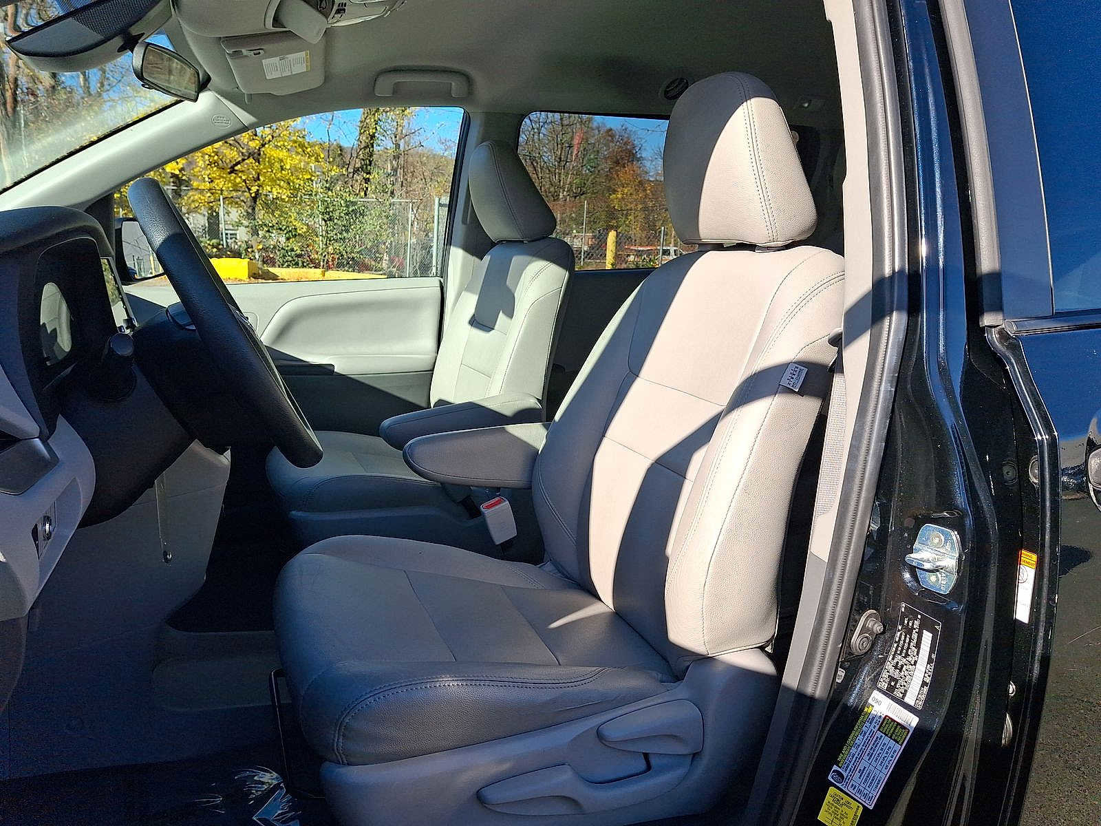 Used 2020 Toyota Sienna L image 11