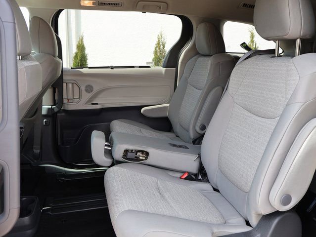 Used 2024 Toyota Sienna LE image 18