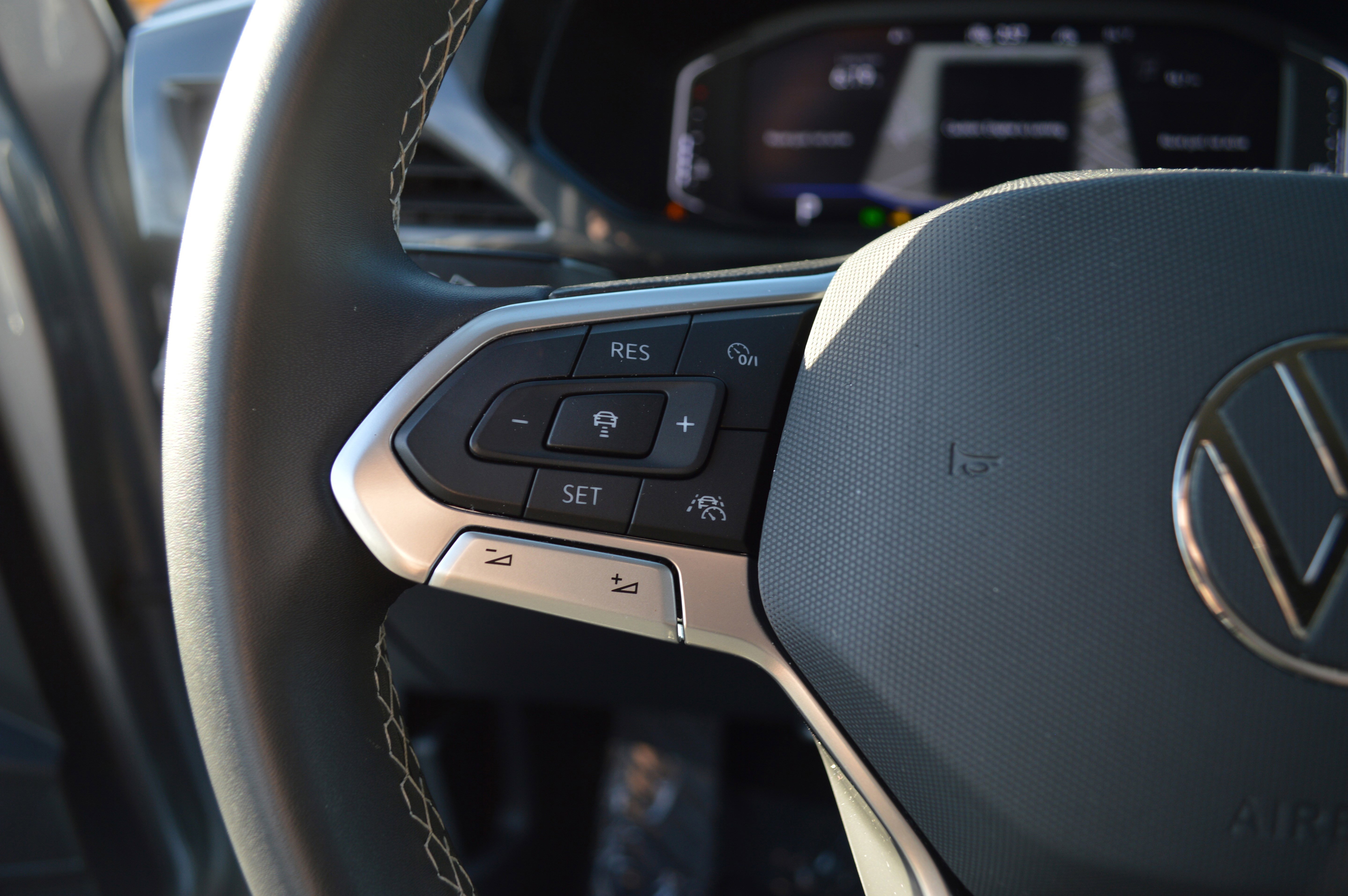 Used 2022 Volkswagen Taos SEL image 15