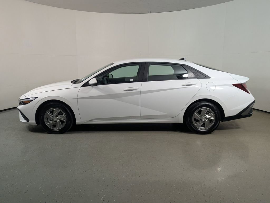 Used 2025 Hyundai Elantra SE image 4