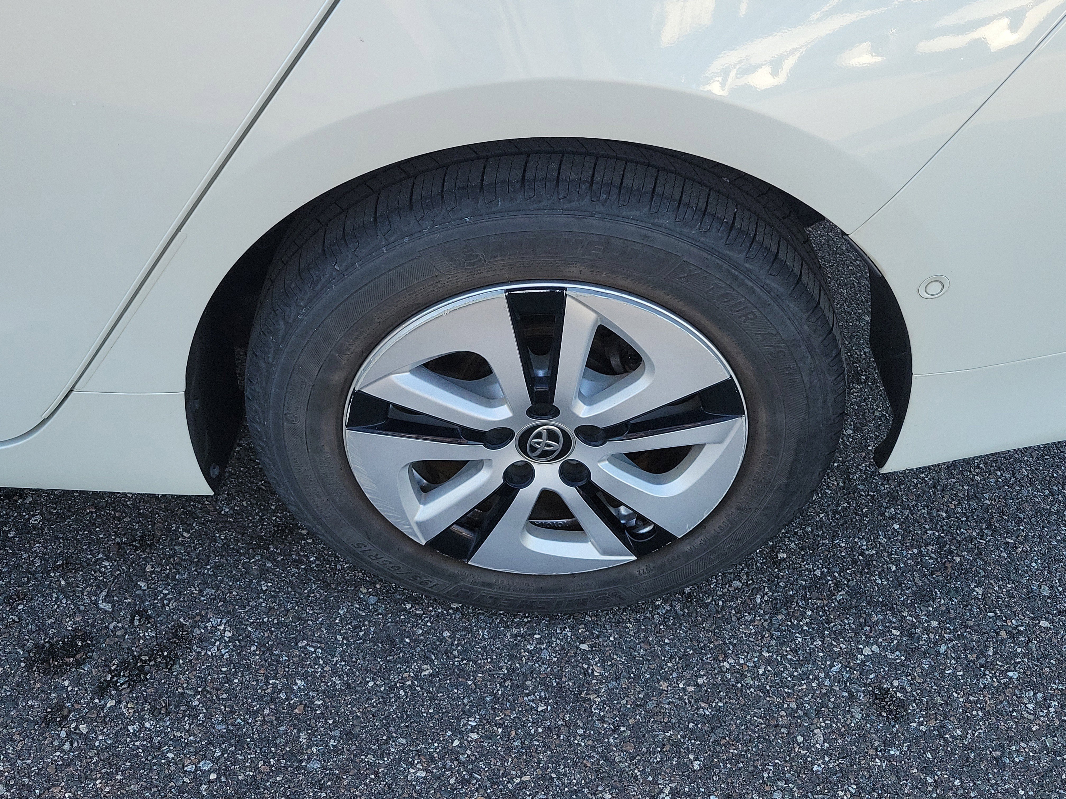 Used 2018 Toyota Prius Four image 38