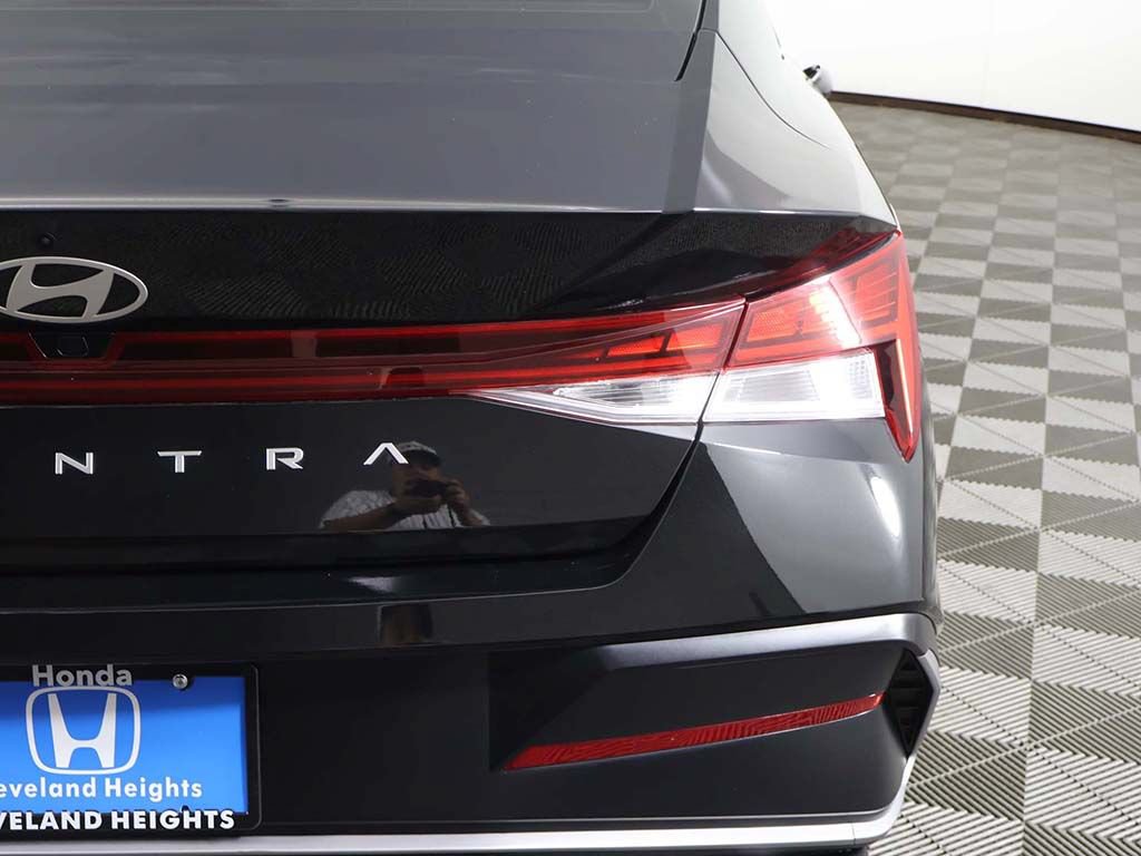 Used 2025 Hyundai Elantra SEL FWD image 17