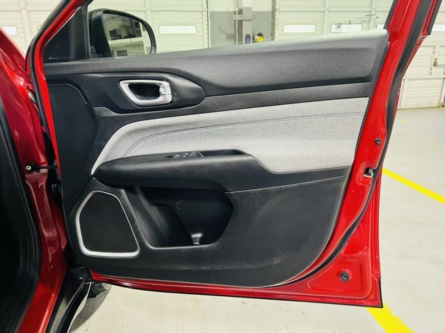 Used 2024 Jeep Compass Latitude image 34