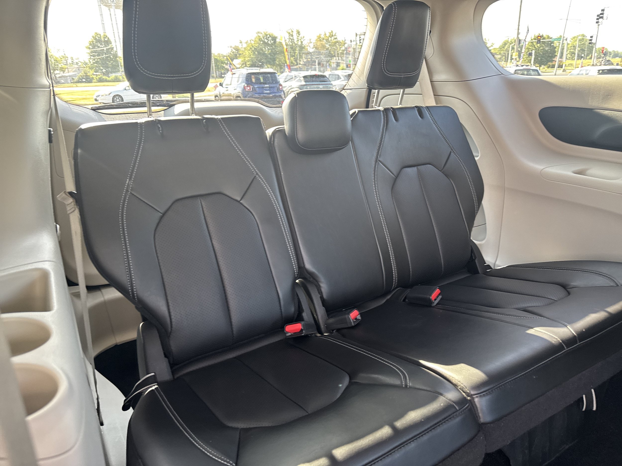 Used 2024 Chrysler Pacifica Touring-L FWD image 12
