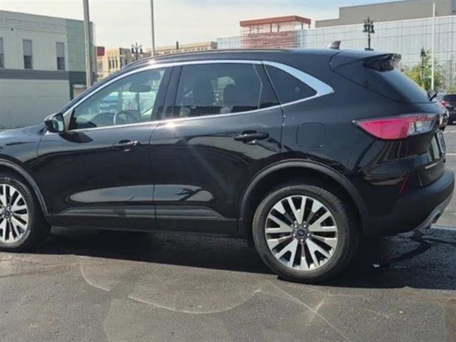 Used 2022 Ford Escape Titanium image 37