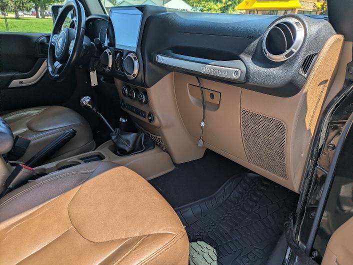 Used 2015 Jeep Wrangler Unlimited Sahara w/ Connectivity Group AWD/4WD image 12