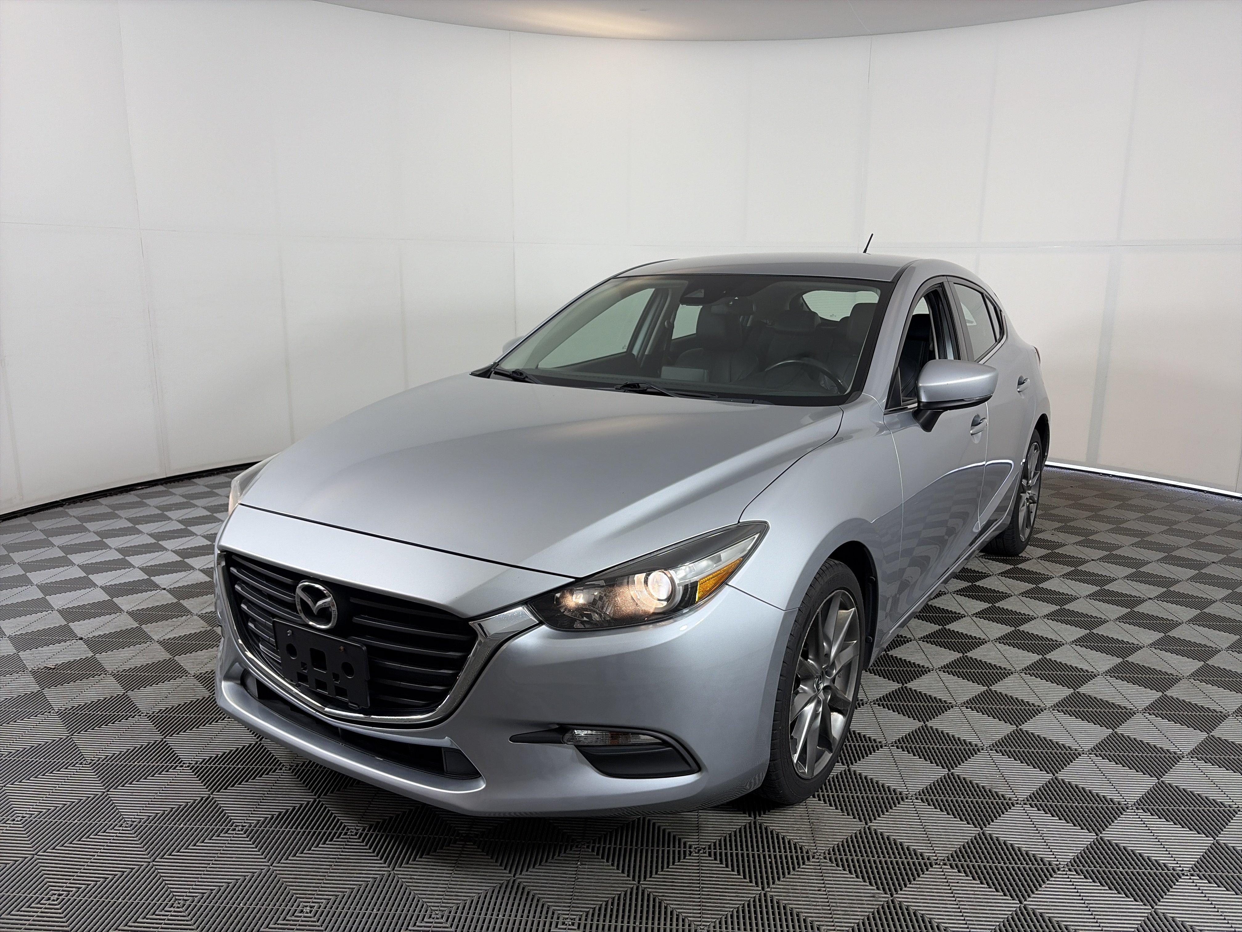 Used 2018 MAZDA MAZDA3 Touring FWD image 2