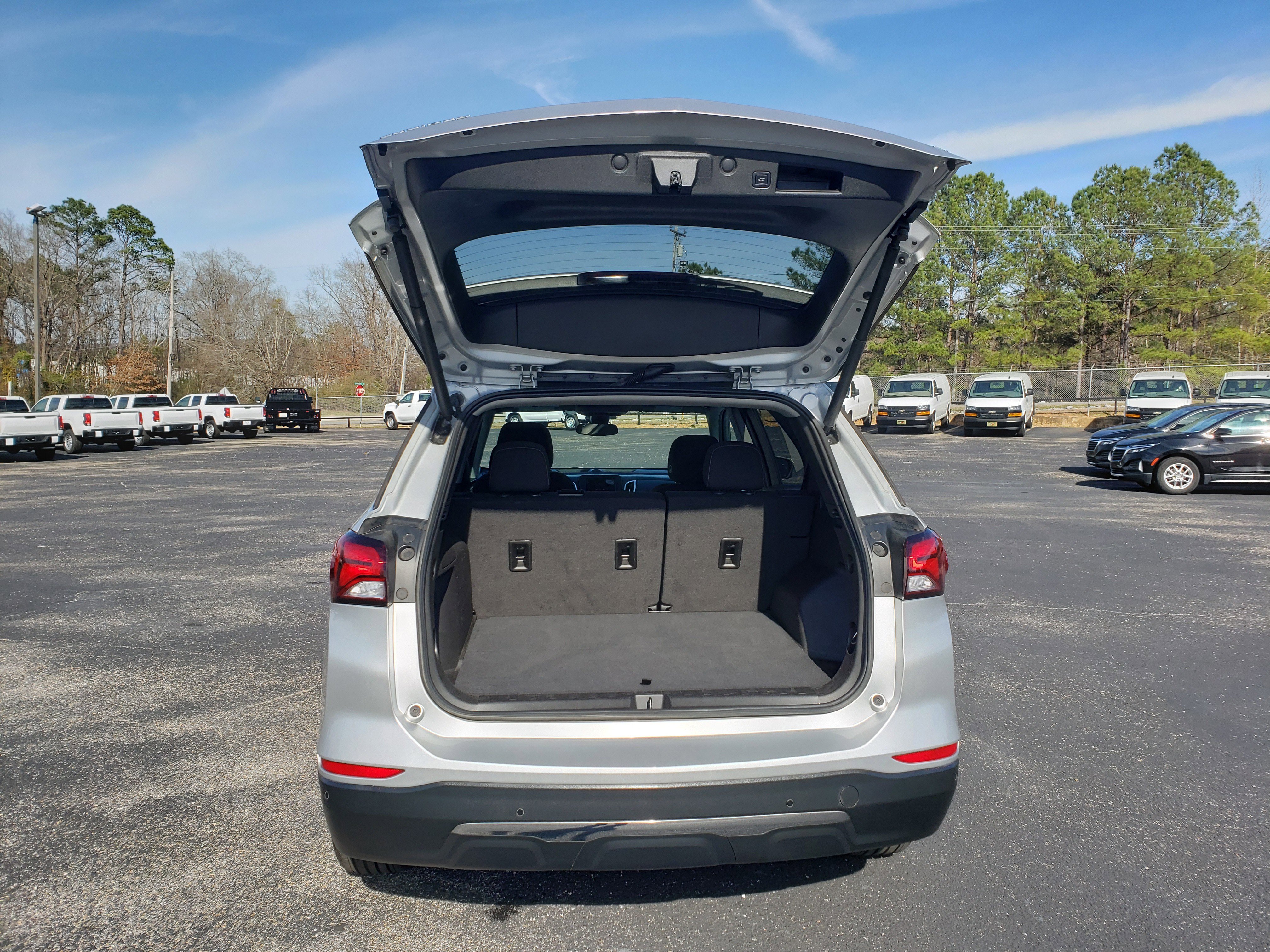 Used 2022 Chevrolet Equinox LT w/ Driver Convenience Package image 9