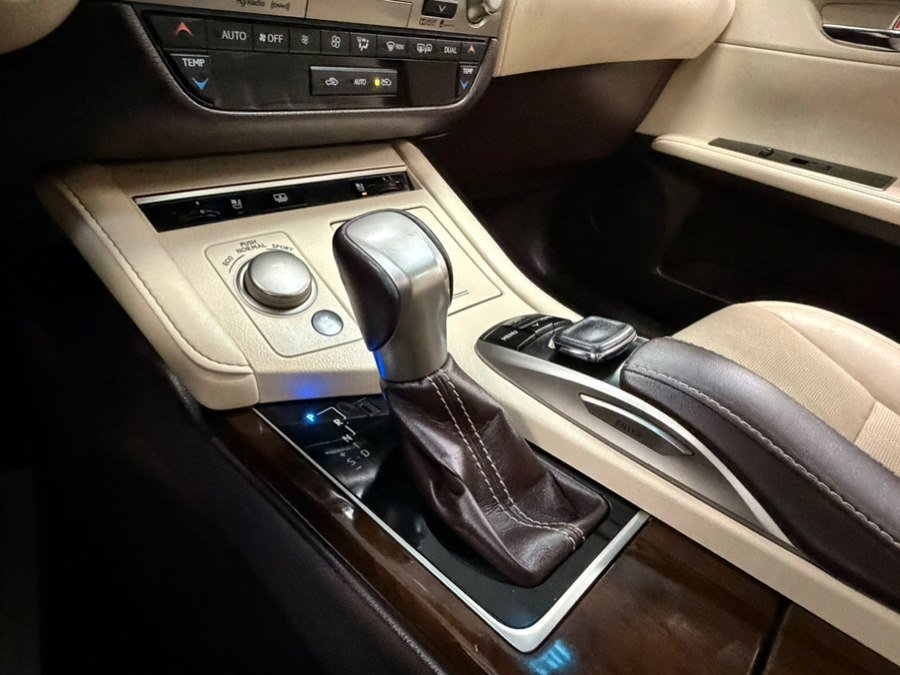 Used 2016 Lexus ES 350 w/ Luxury Package w/Wood Trim image 56