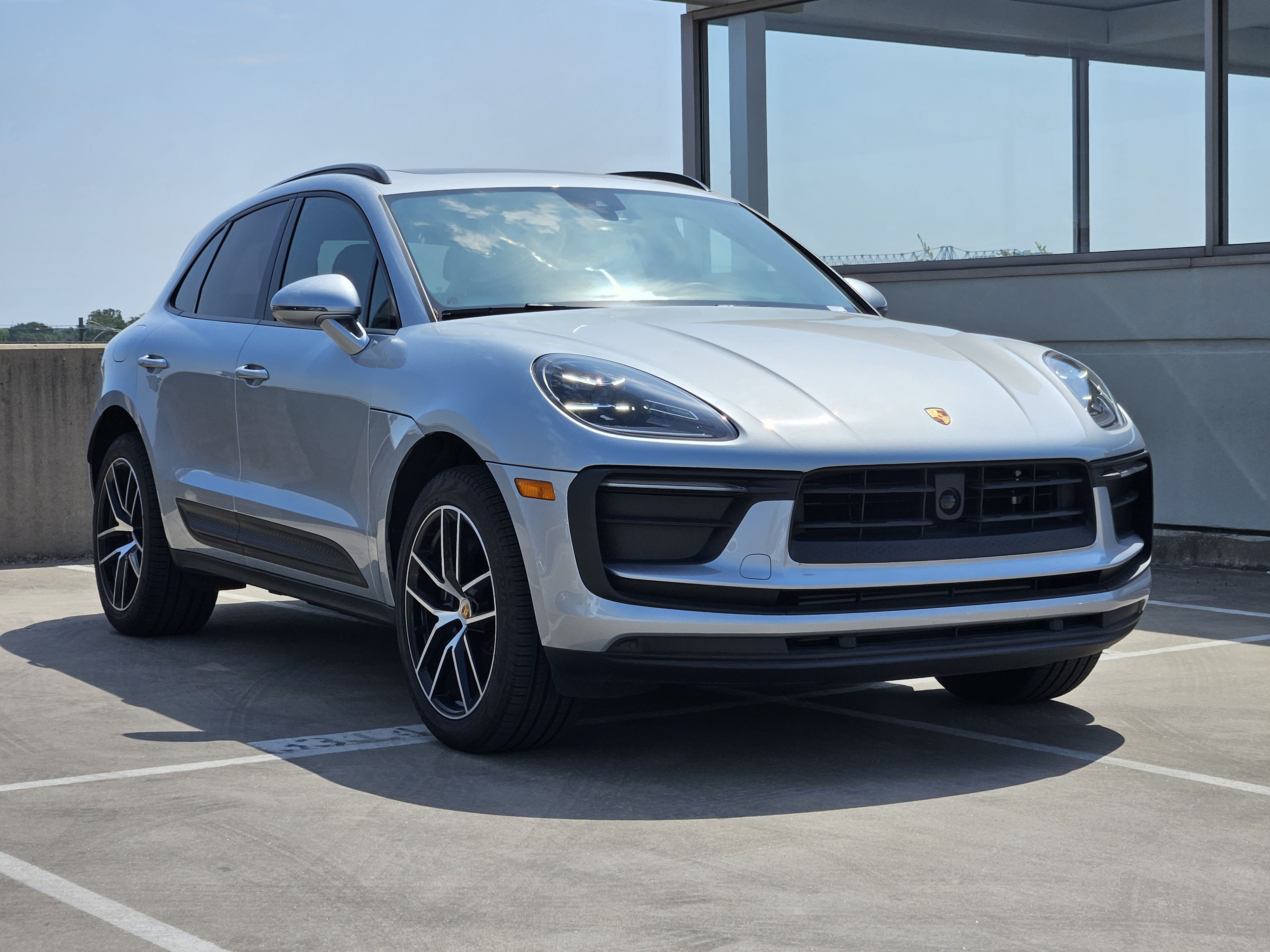 Certified 2025 Porsche Macan AWD/4WD image 10