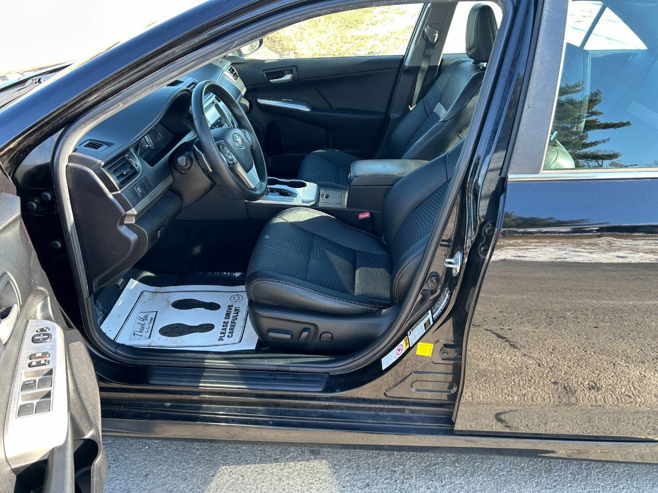 Used 2014 Toyota Camry SE w/ Moonroof Package FWD image 13