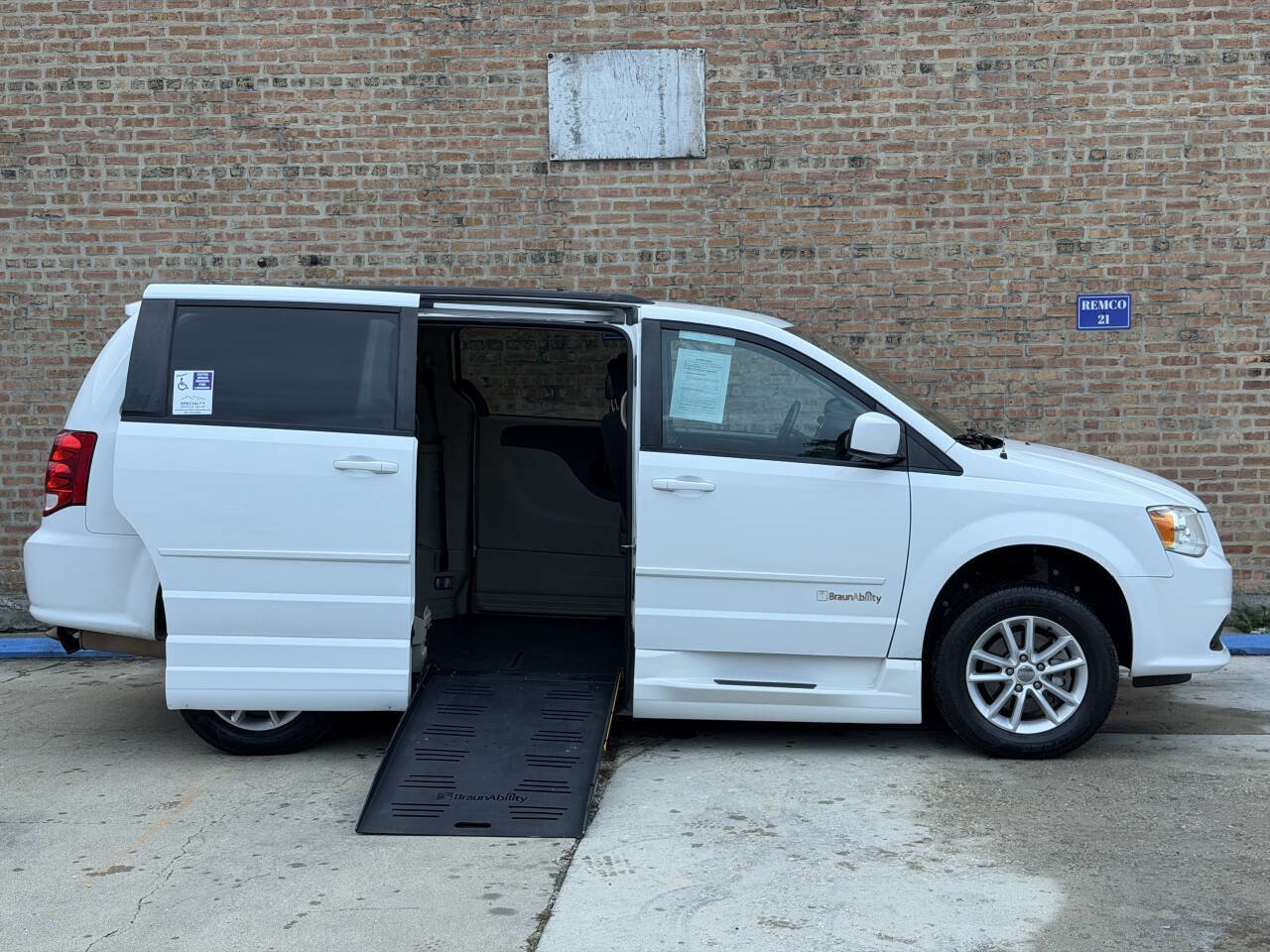 Used 2016 Dodge Grand Caravan SXT w/ Rear Park Assist Package image 4