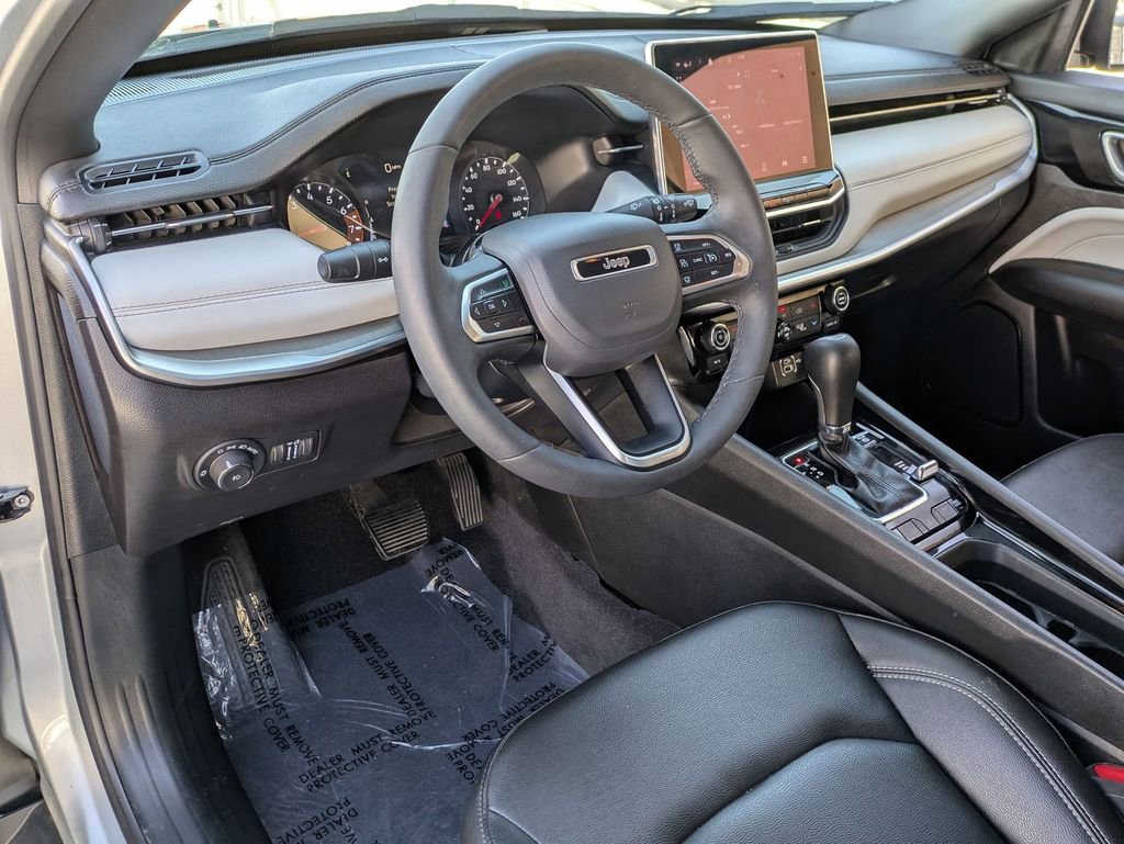 Used 2025 Jeep Compass Limited image 14