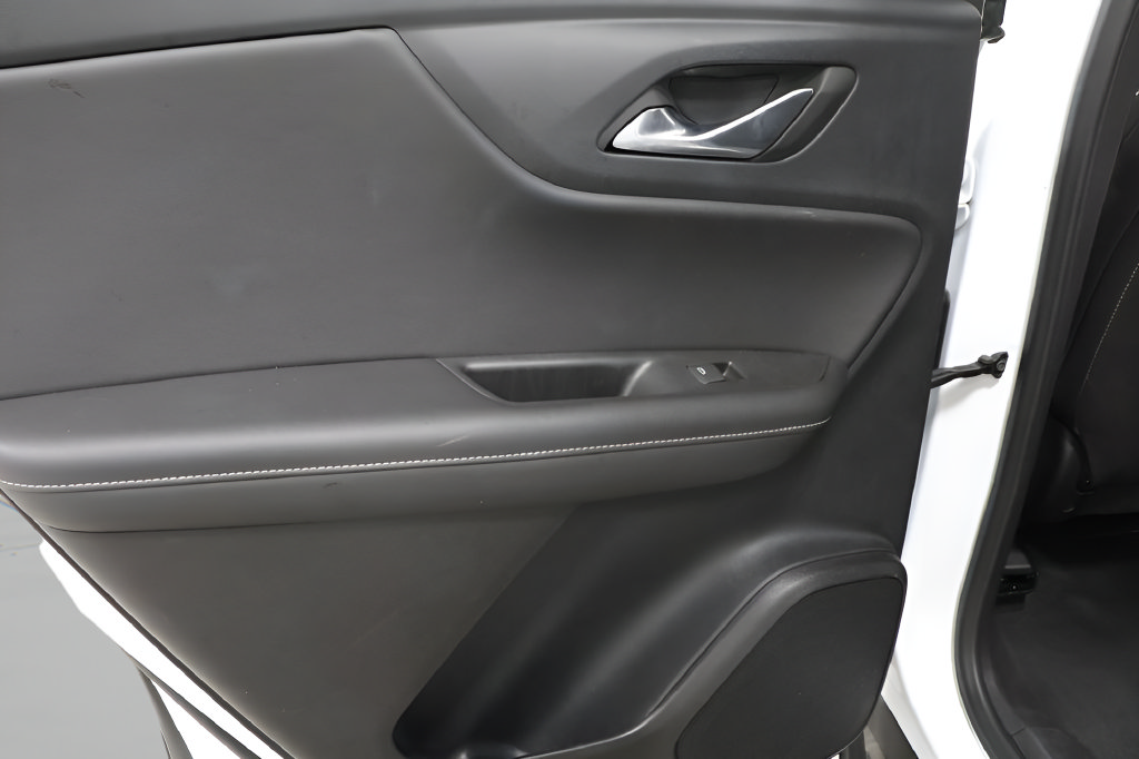Used 2025 Chevrolet Blazer LT FWD image 23