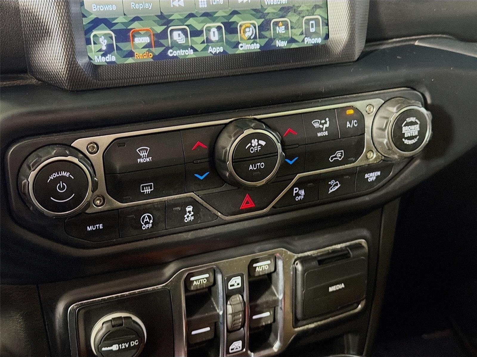 Used 2019 Jeep Wrangler Unlimited Sahara AWD/4WD image 17
