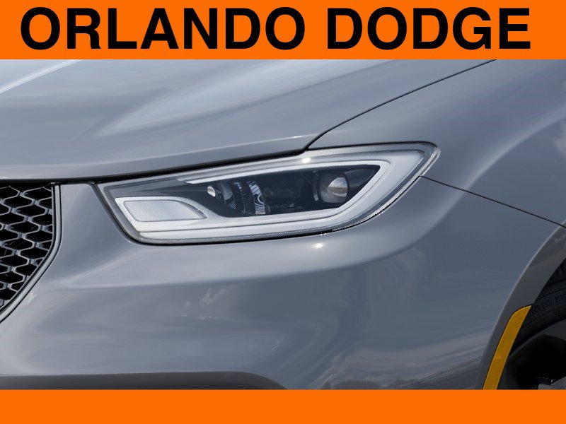 New 2025 Chrysler Pacifica Limited w/ Trailer Tow Group FWD image 10