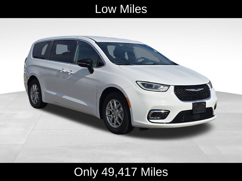 Used 2025 Chrysler Pacifica Select FWD image 2