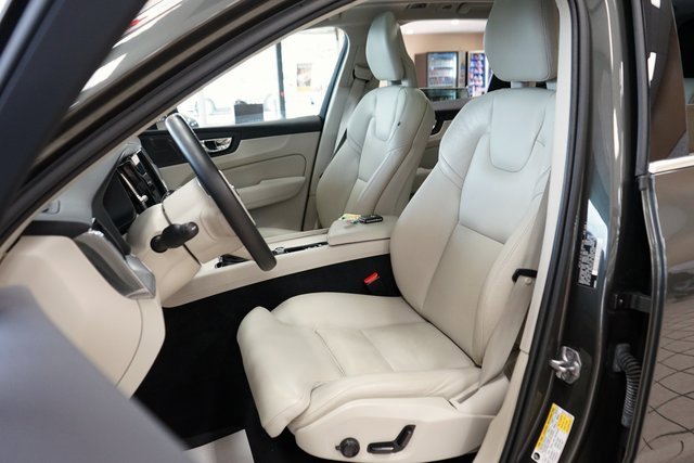 Used 2019 Volvo XC60 T5 Momentum w/ Multimedia Package image 2