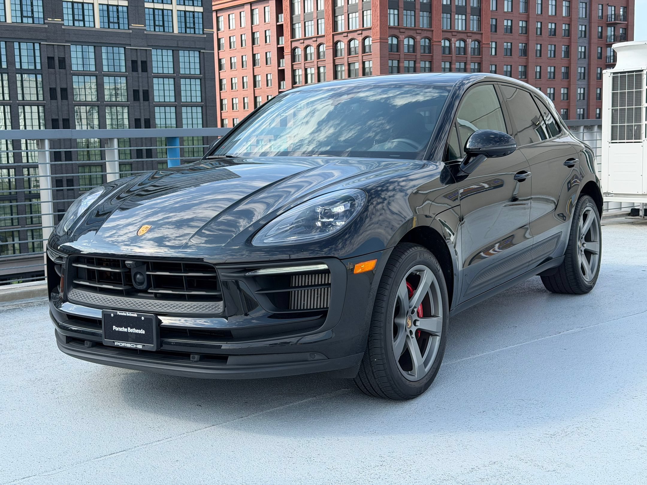 Certified 2024 Porsche Macan S AWD/4WD image 1