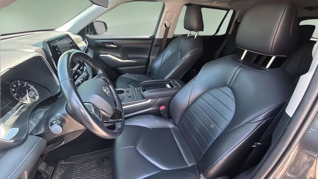 Used 2020 Toyota Highlander XLE AWD/4WD image 18
