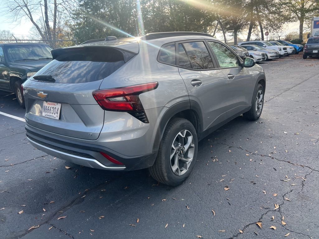 Used 2025 Chevrolet Trax LT w/ LT Convenience Package image 11