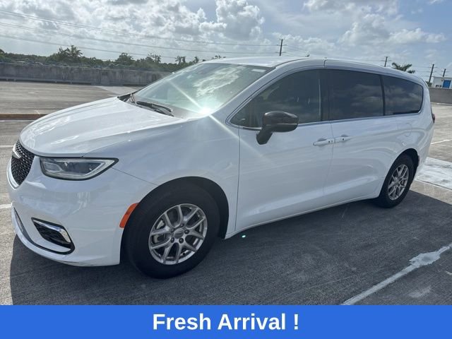 Used 2025 Chrysler Pacifica Select FWD video 1