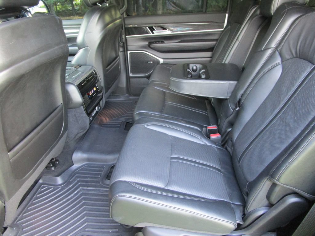 Used 2022 Jeep Wagoneer Series III AWD/4WD image 18