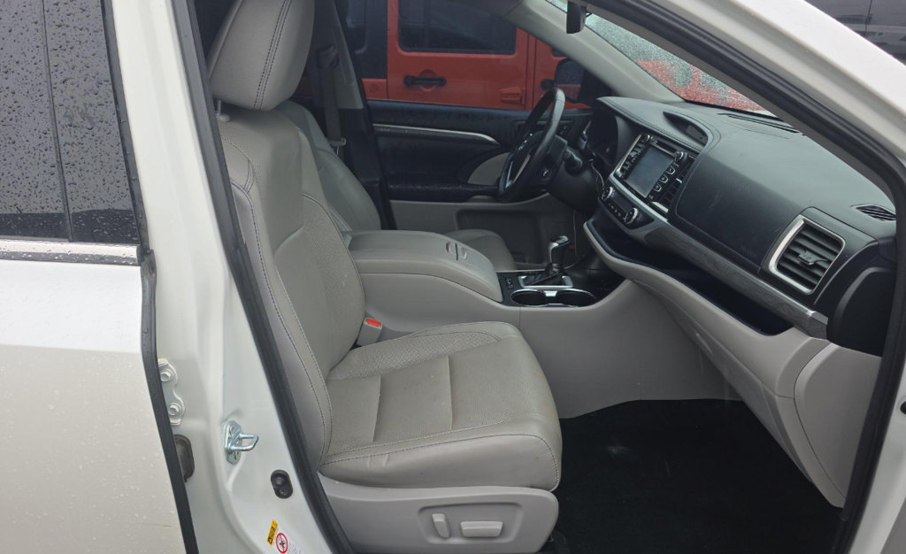 Used 2018 Toyota Highlander Limited Platinum AWD/4WD image 6