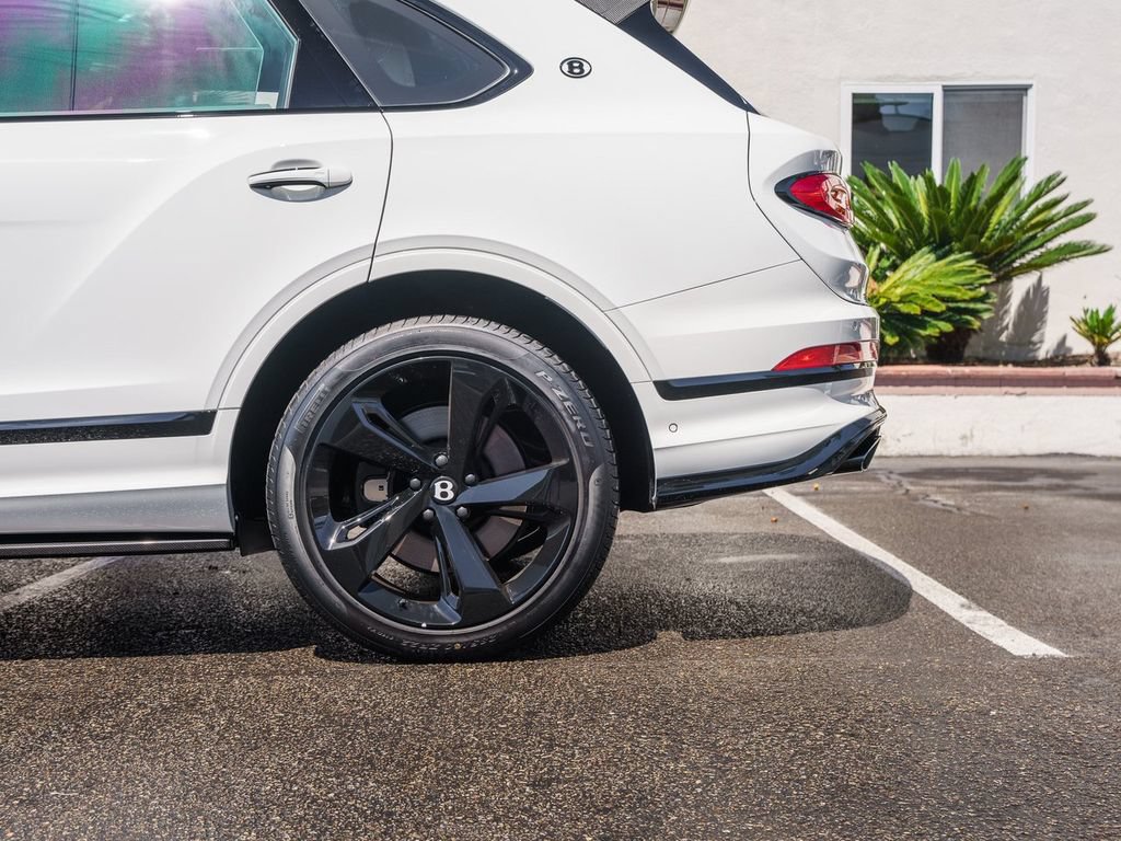 Used 2025 Bentley Bentayga Extended Wheelbase AWD/4WD image 38