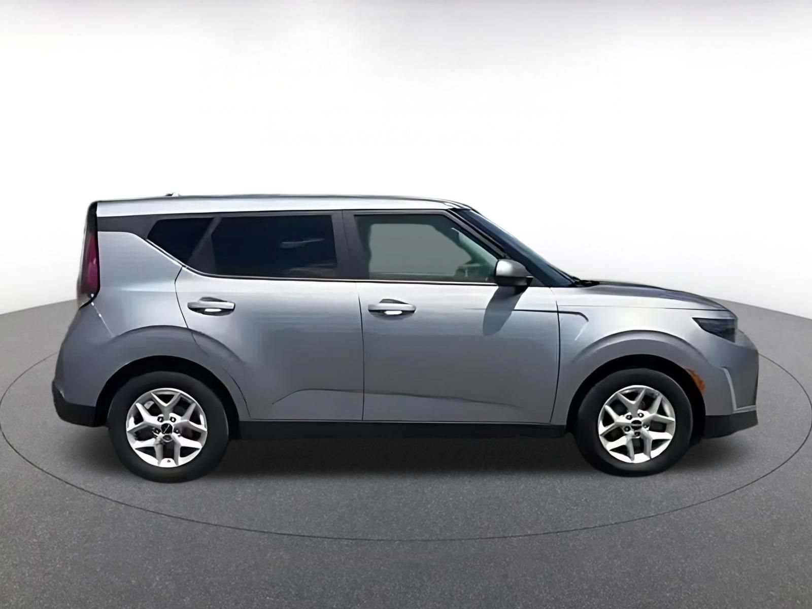 Used 2025 Kia Soul LX w/ LX Technology Package FWD image 12