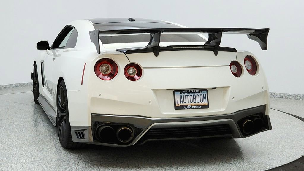 Used 2017 Nissan GT-R Premium w/ Premium Interior Package image 2