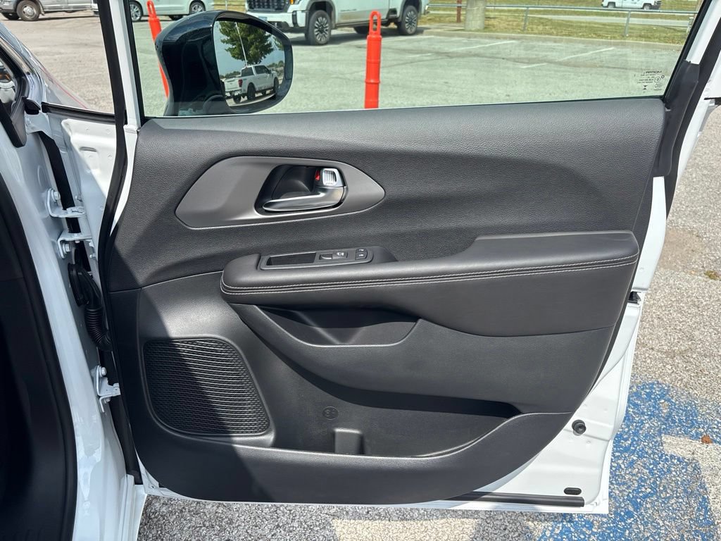New 2027 Chrysler Pacifica Select FWD image 26