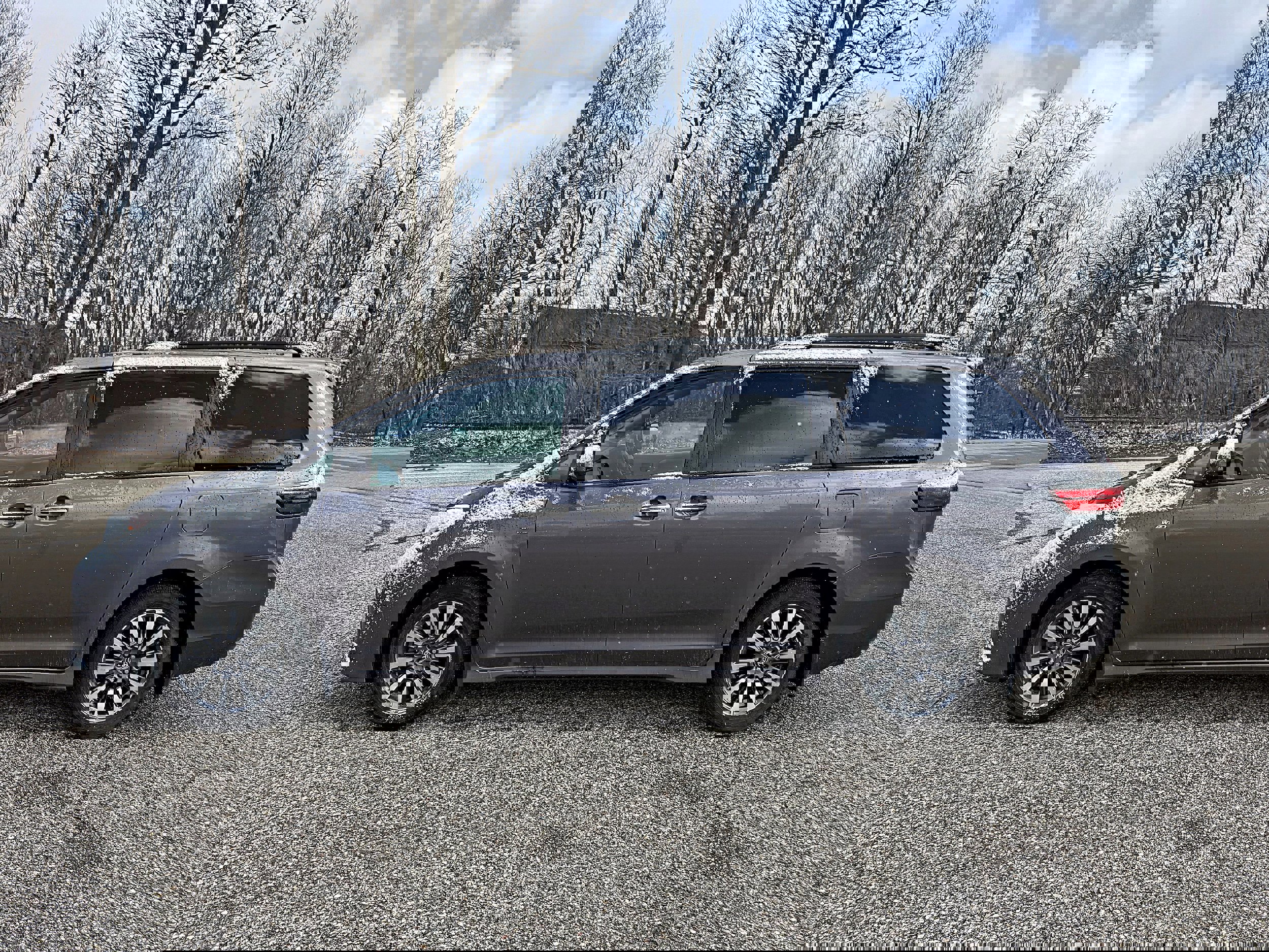 Used 2020 Toyota Sienna XLE w/ Carpet Mat Package image 6