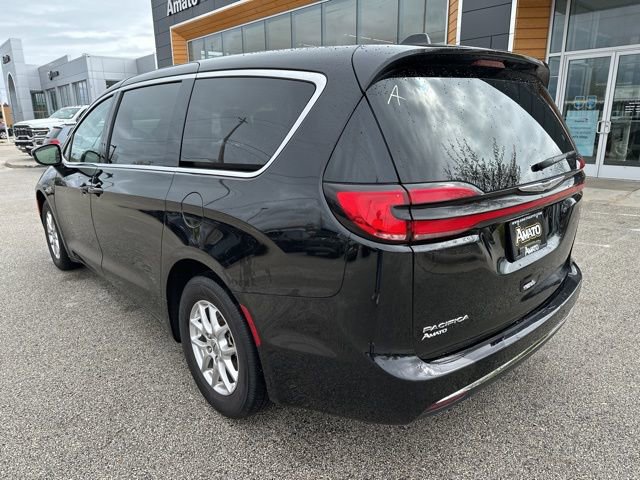 Used 2024 Chrysler Pacifica Touring-L FWD image 9