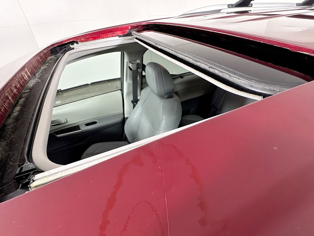 Used 2024 Toyota Sienna Limited image 25