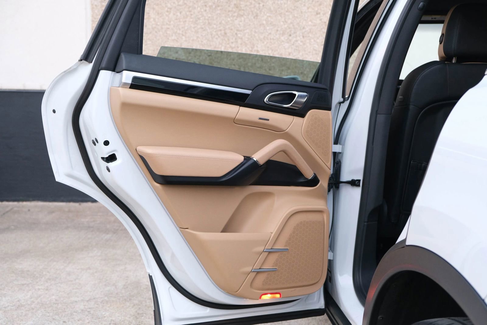 Used 2016 Porsche Cayenne Sport Utility 4D image 25