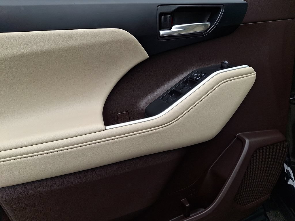 Certified 2020 Toyota Highlander XLE AWD/4WD image 13