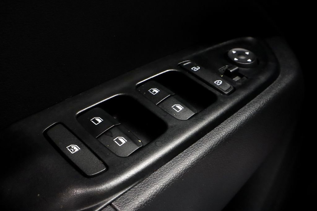 Certified 2025 Hyundai Venue SE FWD image 25