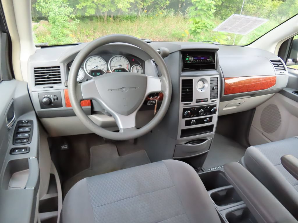 Used 2009 Chrysler Town & Country LX FWD image 4