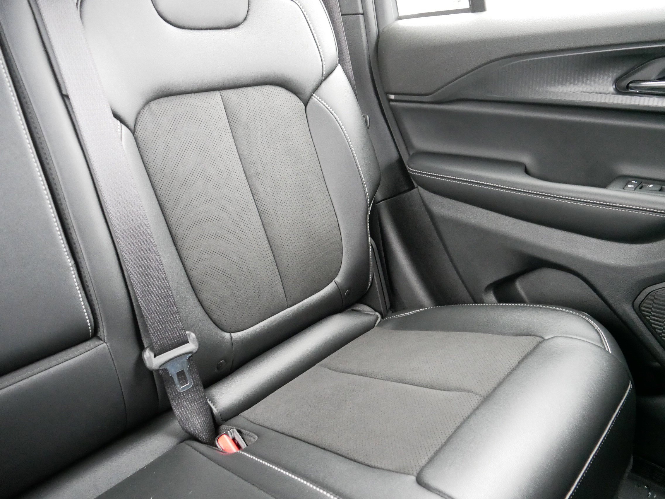 Used 2024 Jeep Grand Cherokee Altitude image 14