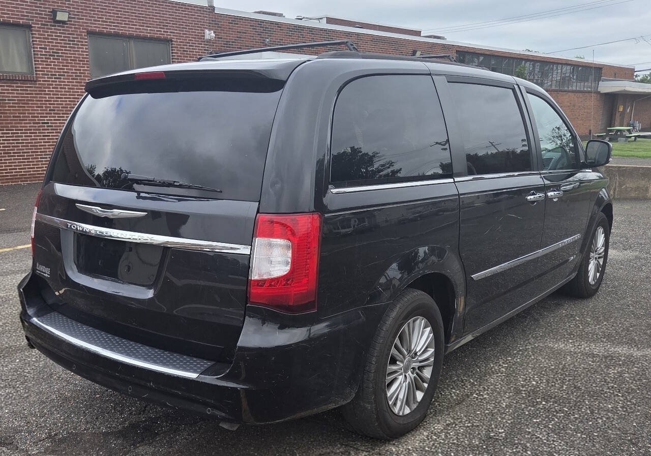 Used 2016 Chrysler Town & Country Touring-L FWD image 6