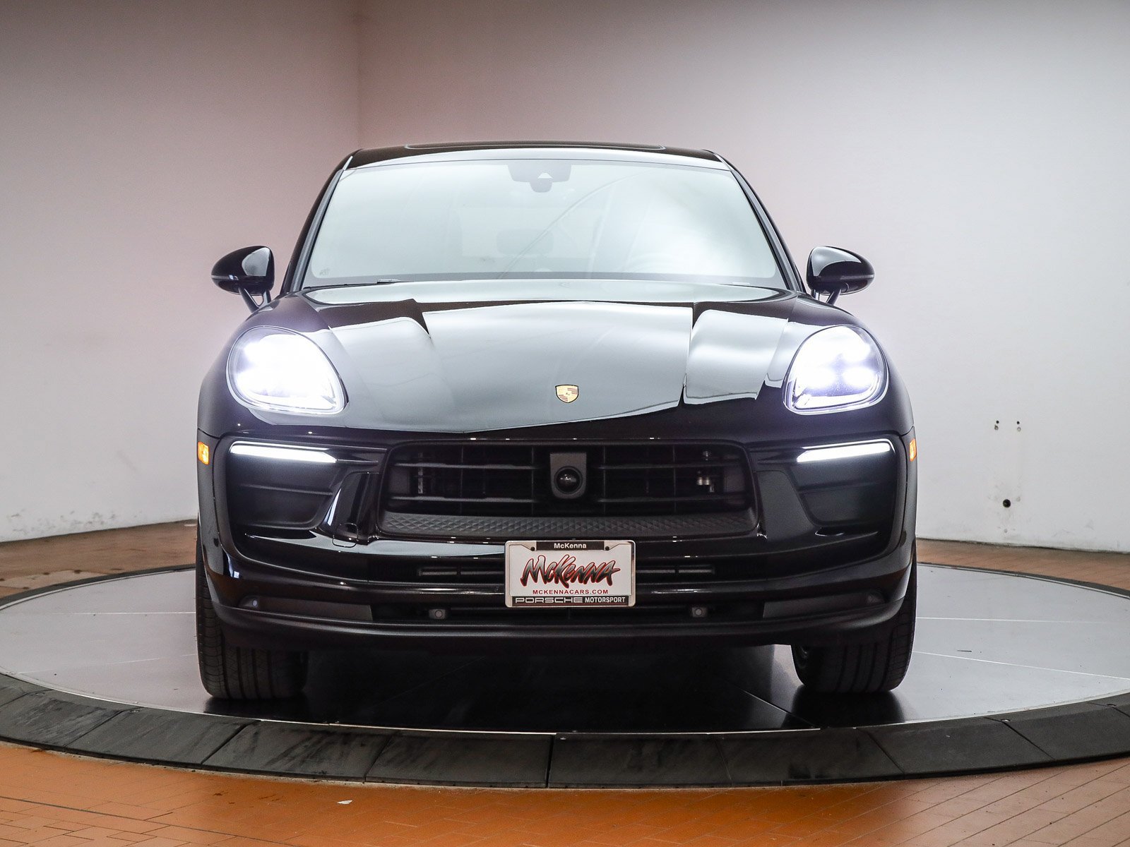 Certified 2025 Porsche Macan AWD/4WD image 11