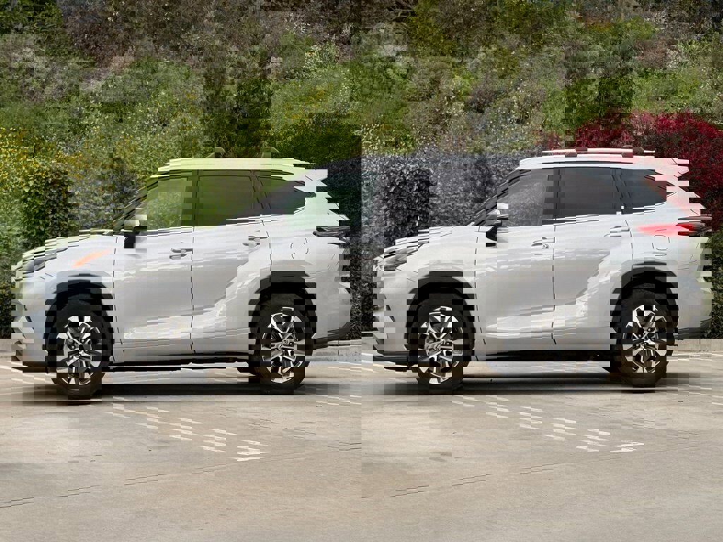 Used 2022 Toyota Highlander XLE image 6