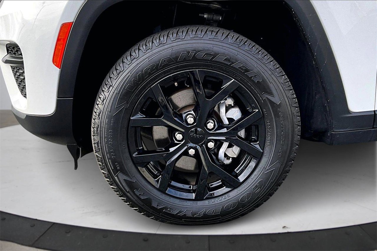 Used 2024 Jeep Grand Cherokee Altitude image 31