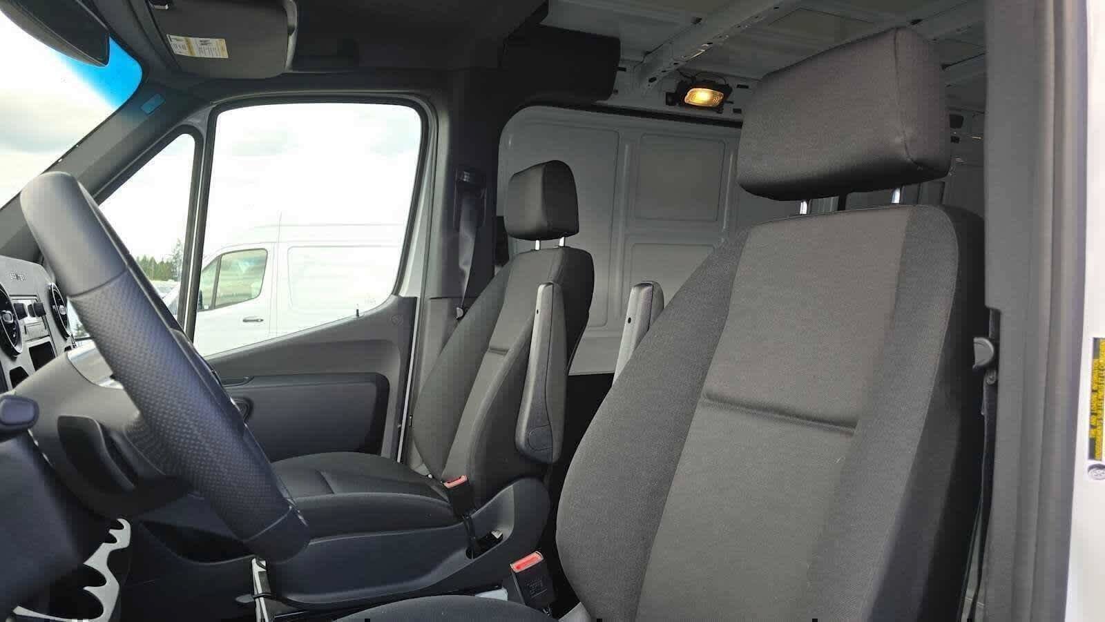Used 2025 Mercedes-Benz Sprinter 2500 image 24