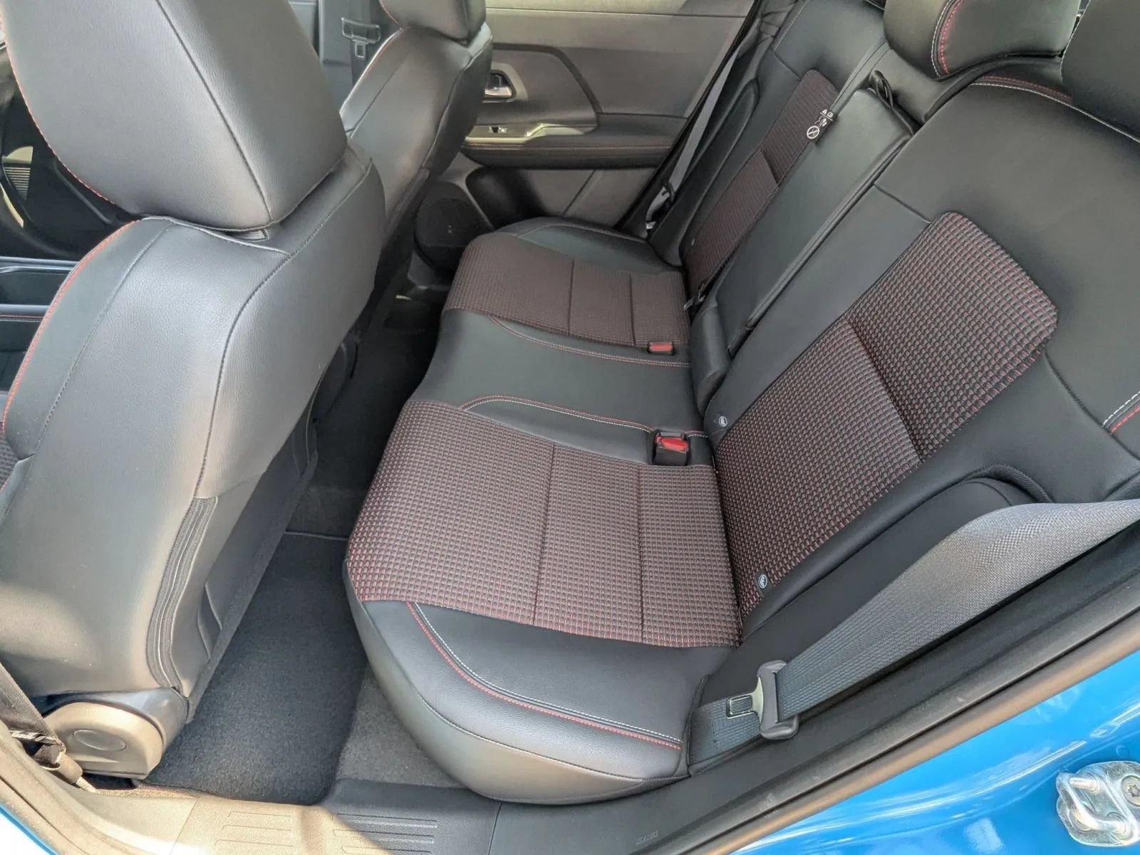 Used 2025 Nissan Kicks SR FWD image 17