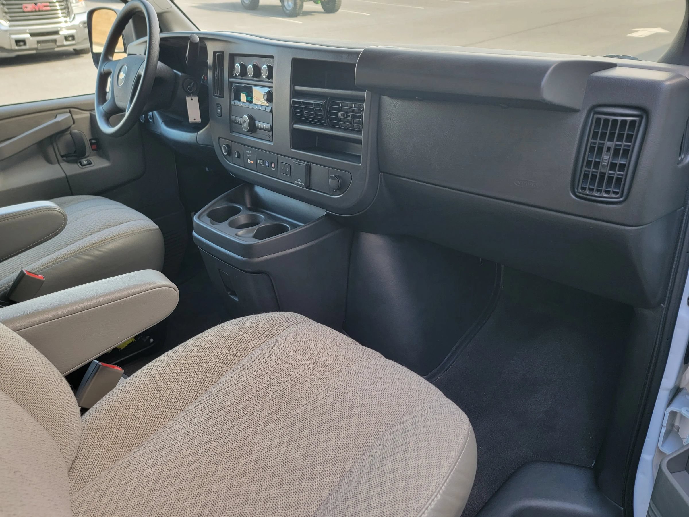 Used 2025 Chevrolet Express 3500 LT w/ LT Preferred Equipment Group RWD image 17